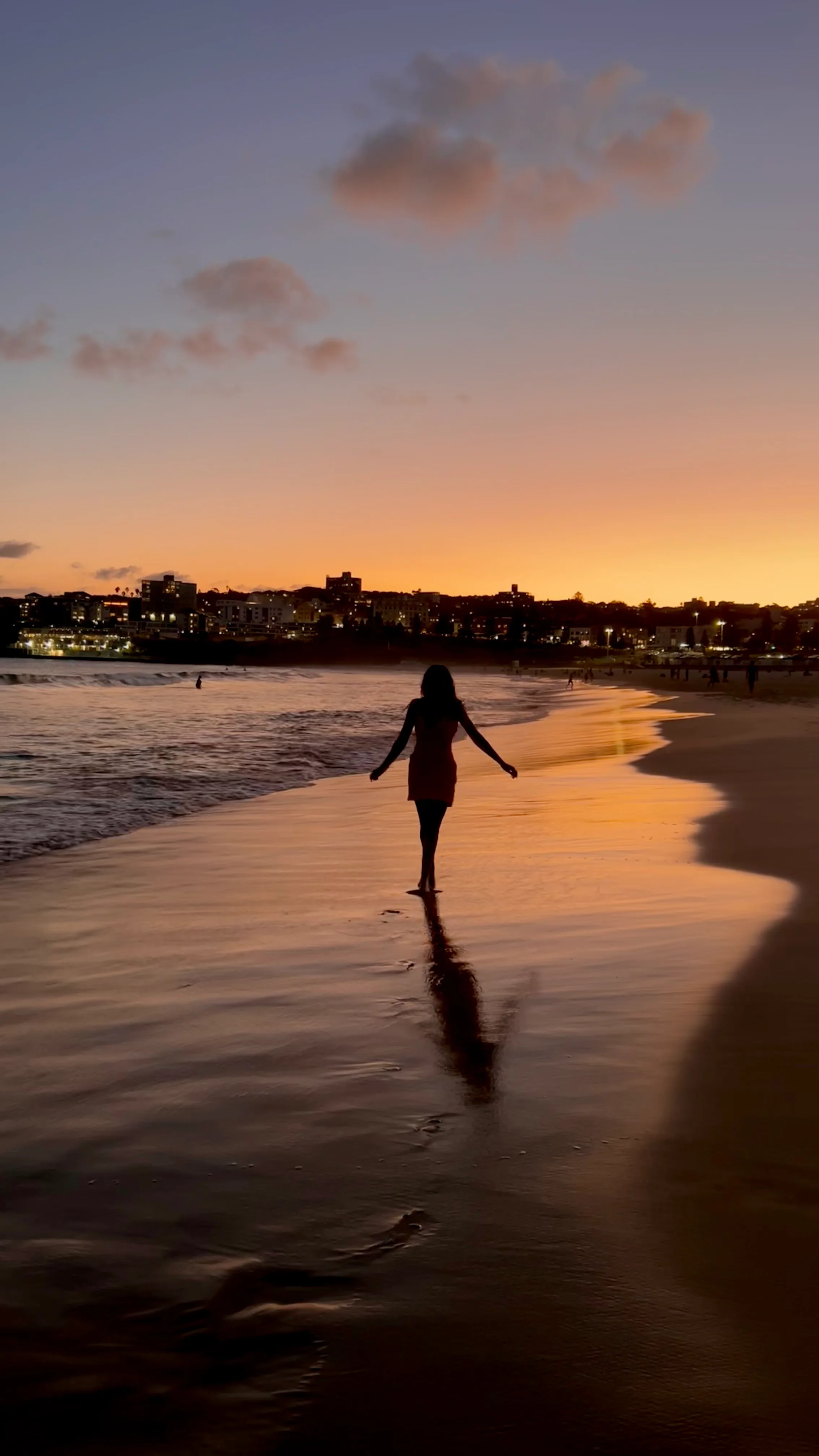 Enora à Bondi Beach au coucher de soleil
