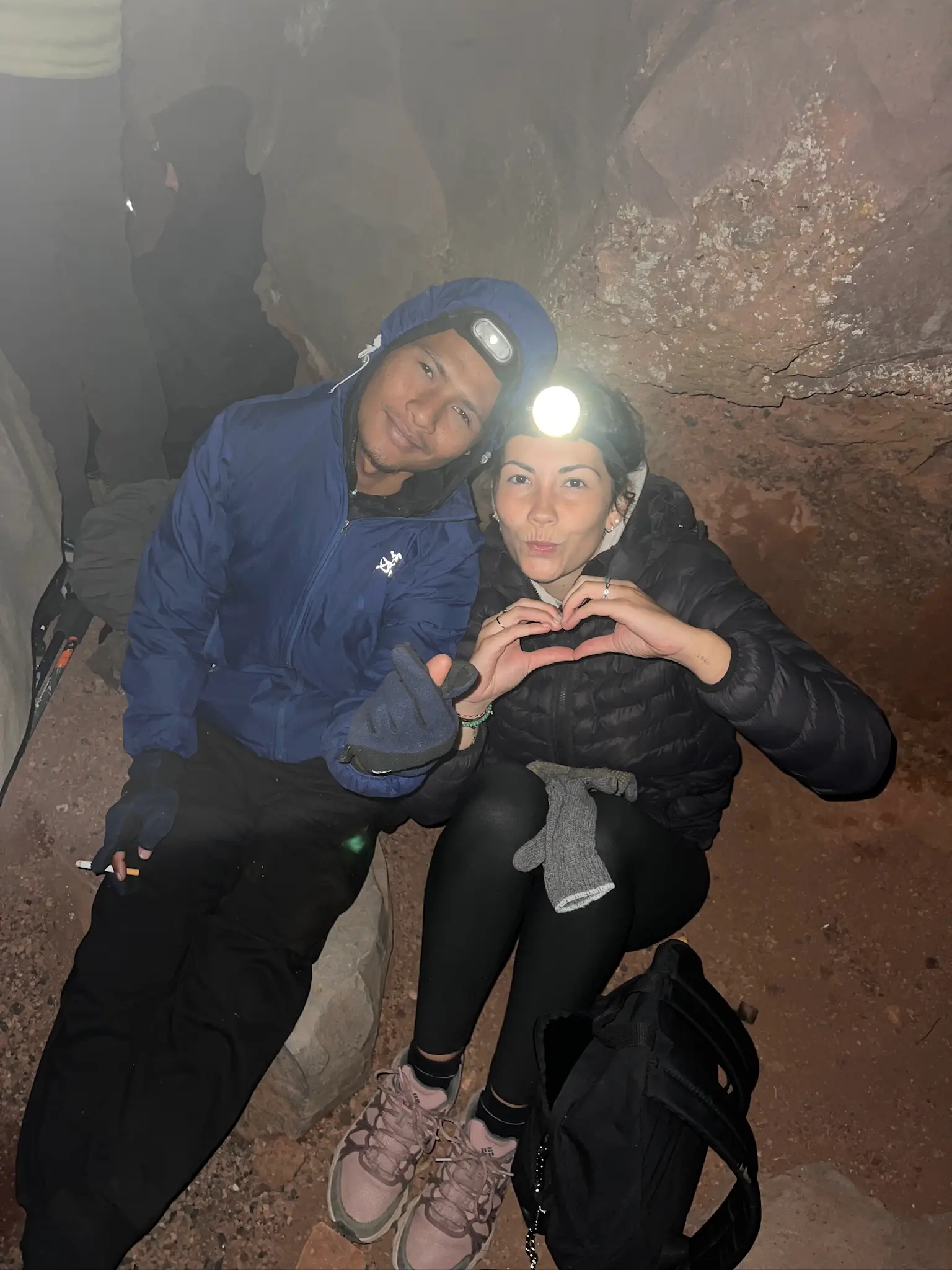 Enora et Ardy, guide du trek Rinjani, pendant l'ascension de nuit