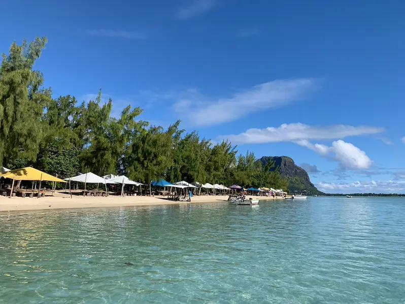 Plage île Maurice avec vue sur le Morne Brabant - lagon turquoise et parasols colorés