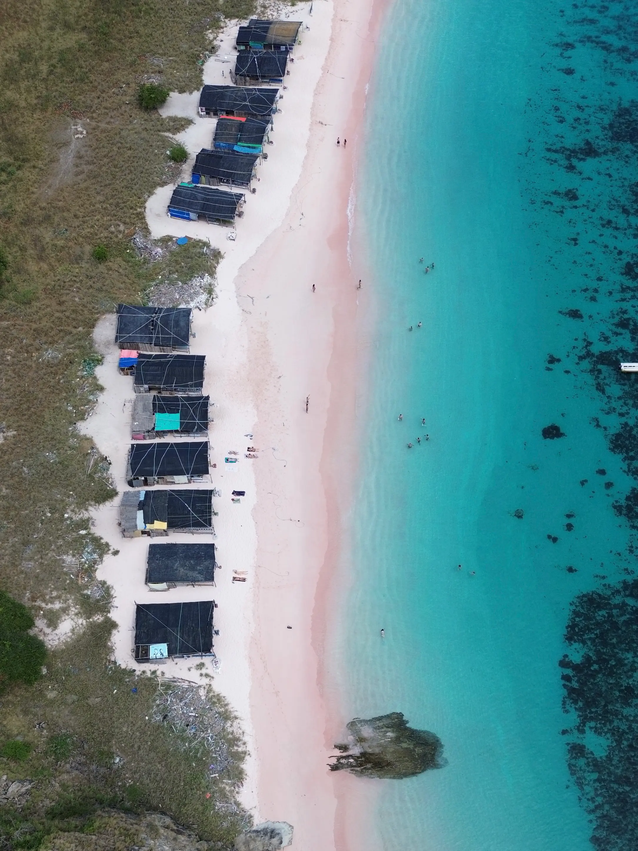 Vue aérienne de la Pink Beach - plage rose de Komodo, Indonésie