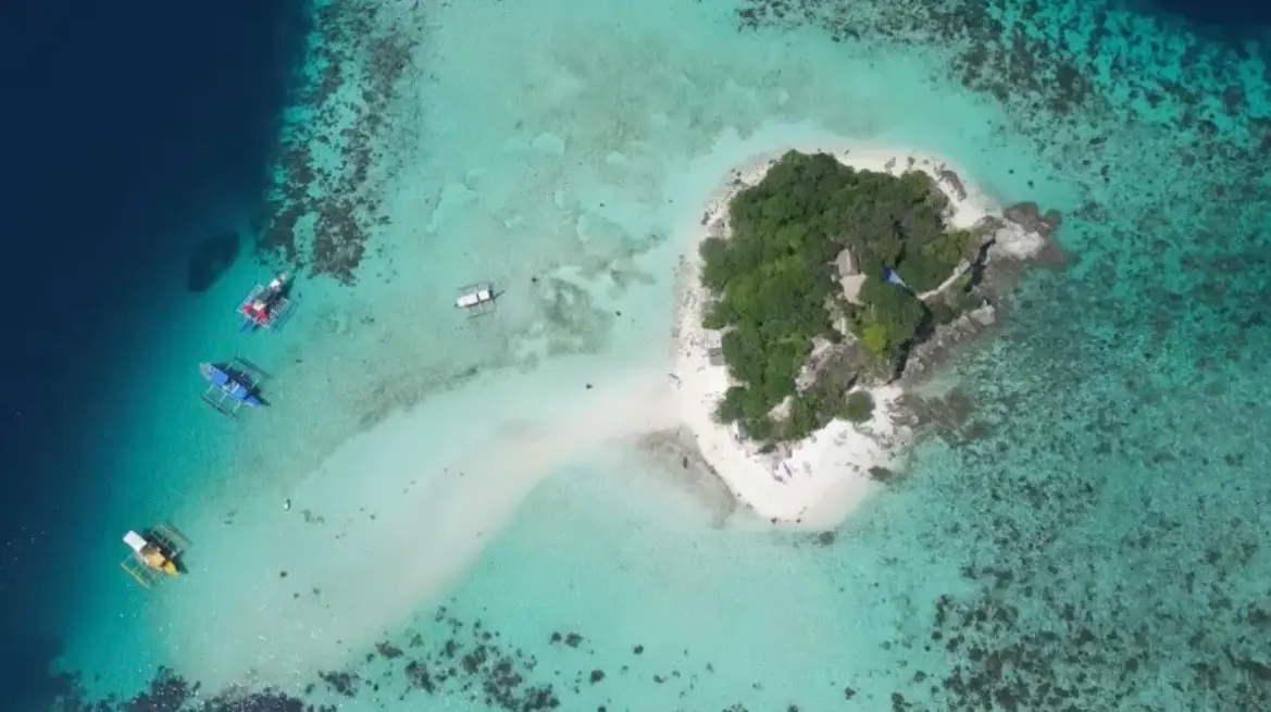 Lagon turquoise de Palawan Philippines - eaux cristallines et îles paradisiaques