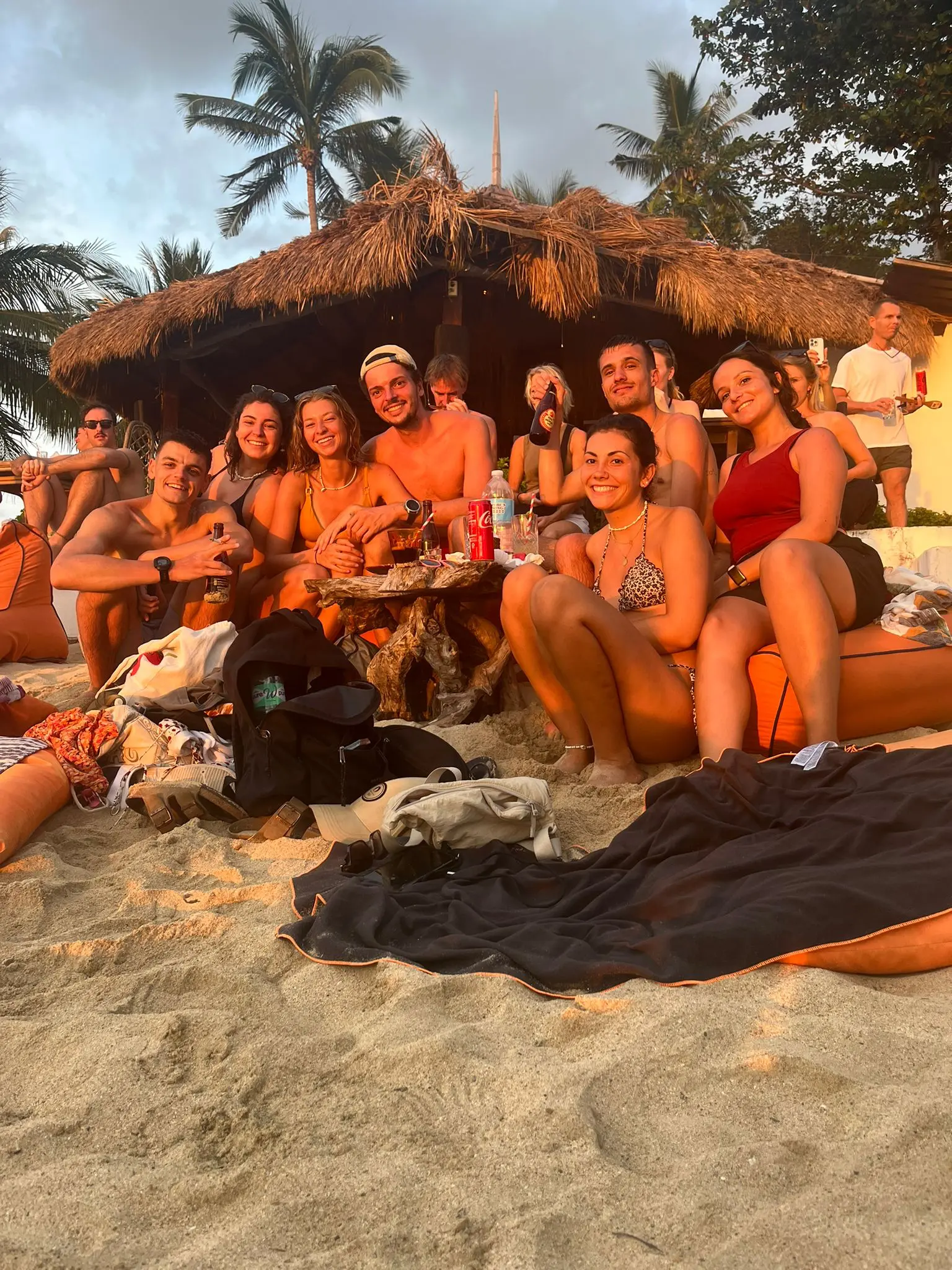 Photo de groupe avec les amis retrouvés aux Philippines - coucher de soleil sur la plage d'El Nido