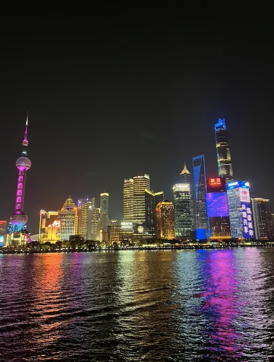 Le Bund Shanghai de nuit - skyline avec Oriental Pearl Tower et Shanghai Tower illuminées