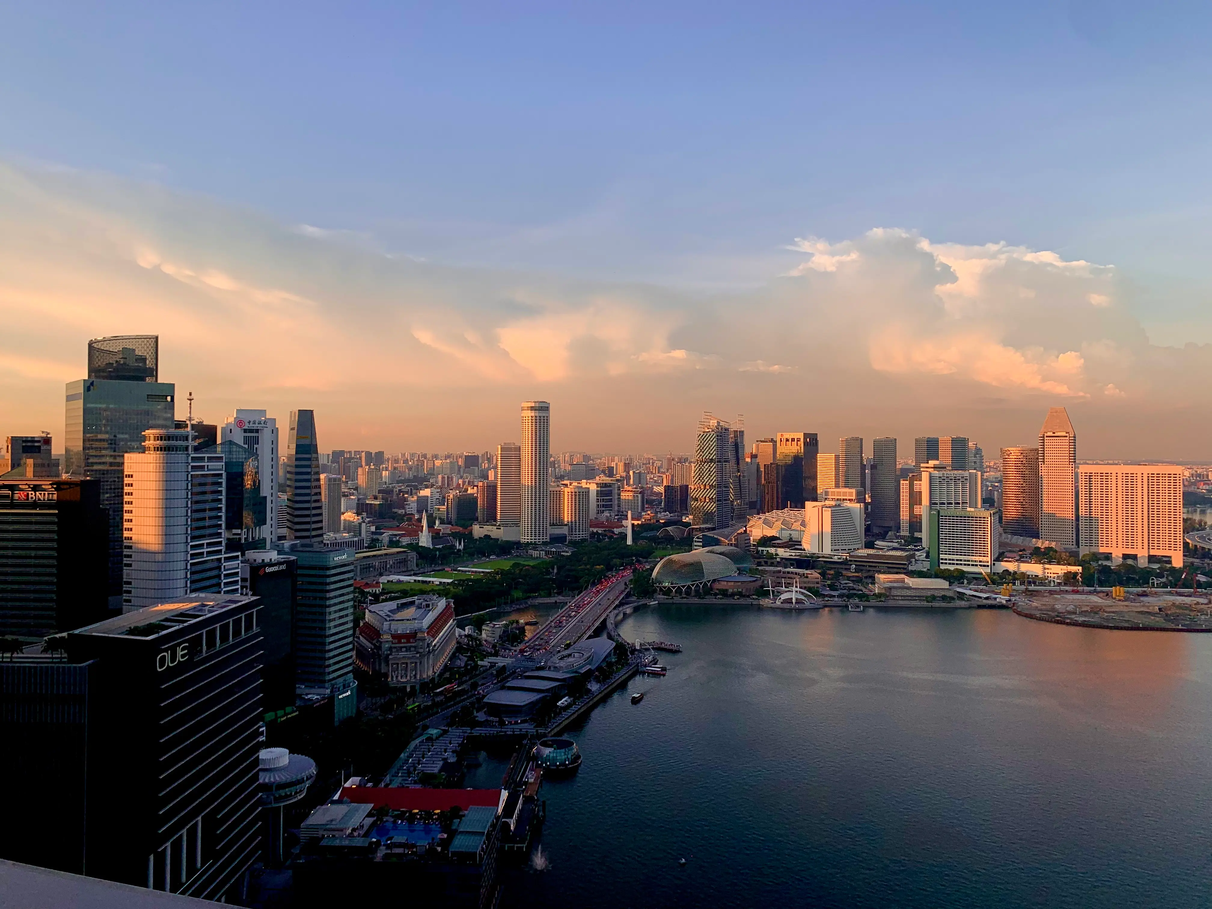 Singapour en escale, skyline au coucher de soleil